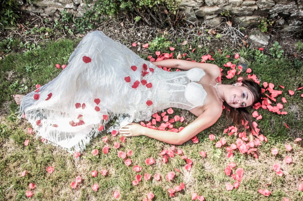 mariée allongée dans l'herbe
