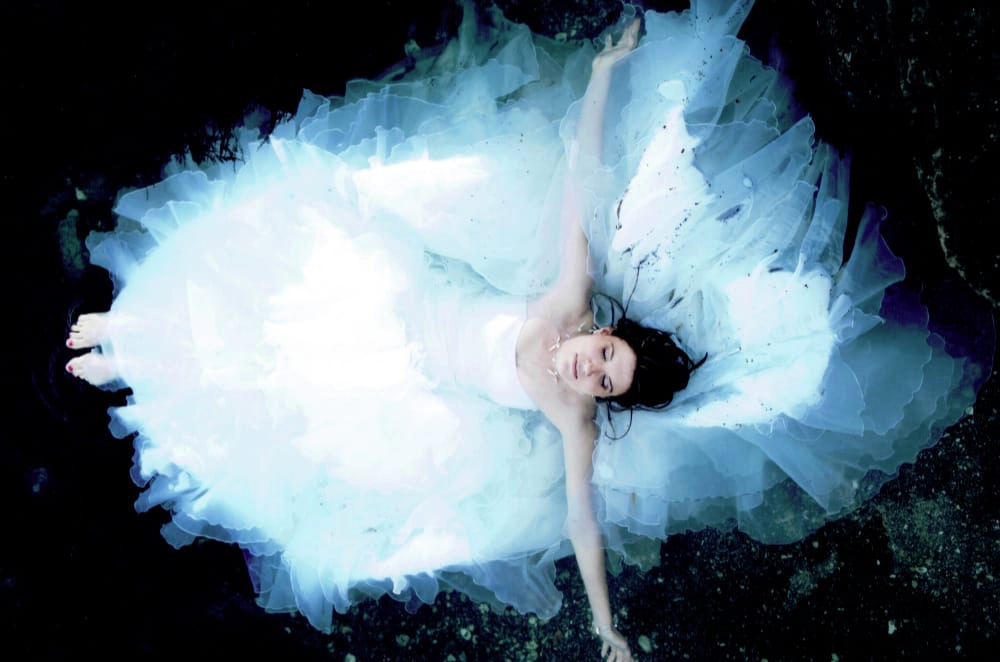 mariée allongée sur le sol