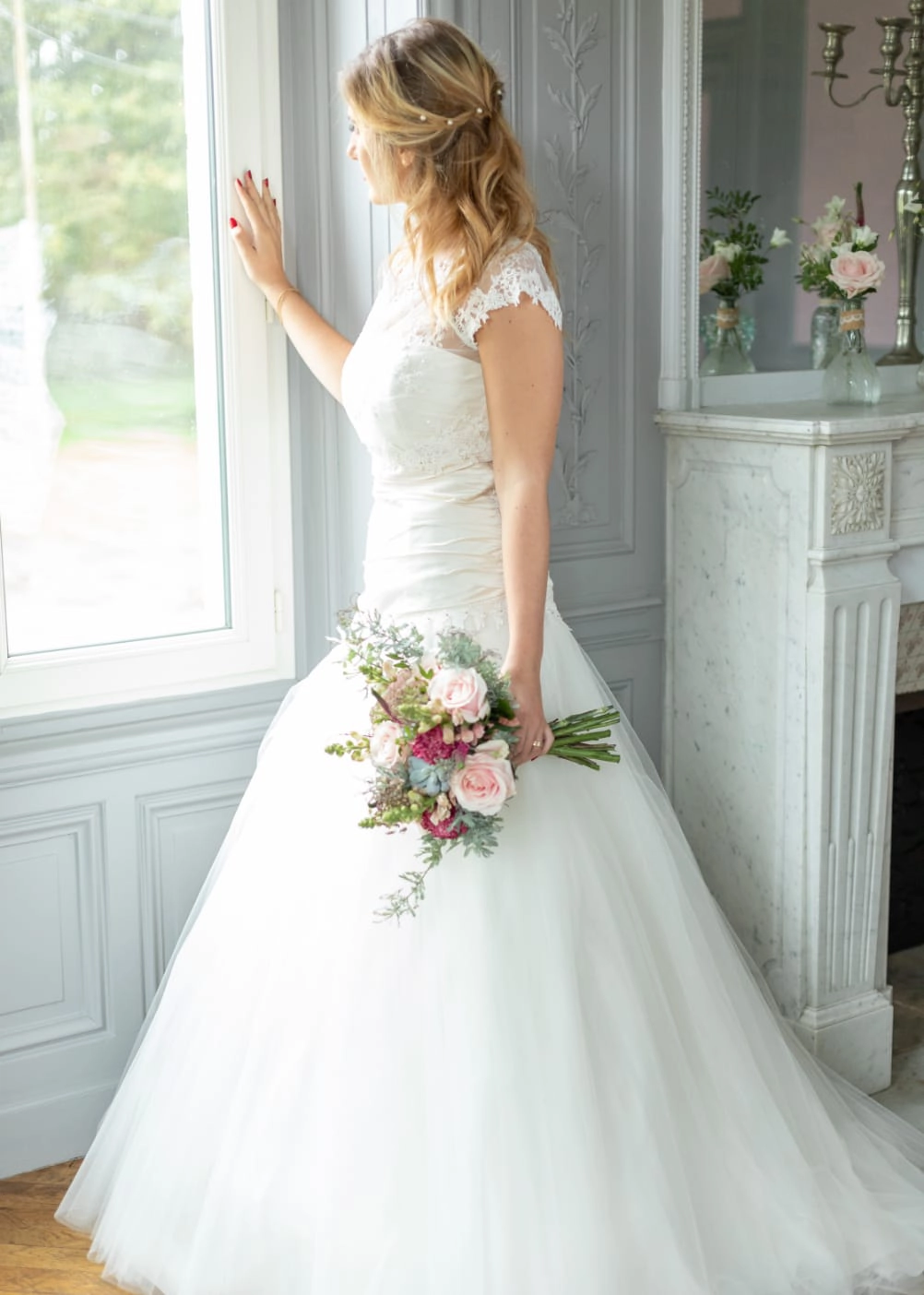 mariée regardant à la fenêtre
