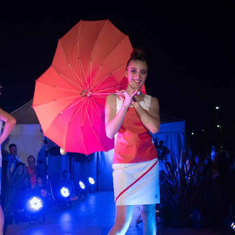 femme portant une ombrelle rouge