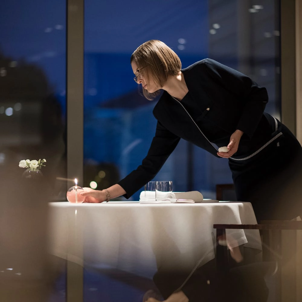 femme dressant une table